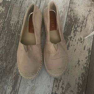 She in slip on shoes 👞